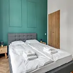 Waterlane Vintage & By Renters 3*